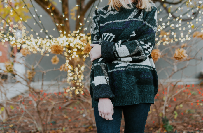 Божиќен џемпер - новиот омилен стил на познатите меѓу нив и Хејли Бибер