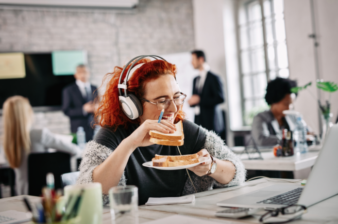 Храна за оние кои седат многу: како да се јаде во канцеларија