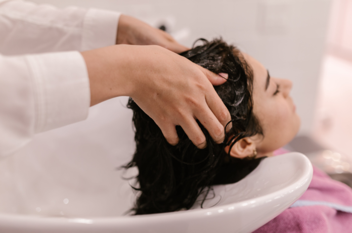 Дали треба итно да го смените шампонот: 5 грешки што ги правите кога ја миете косата